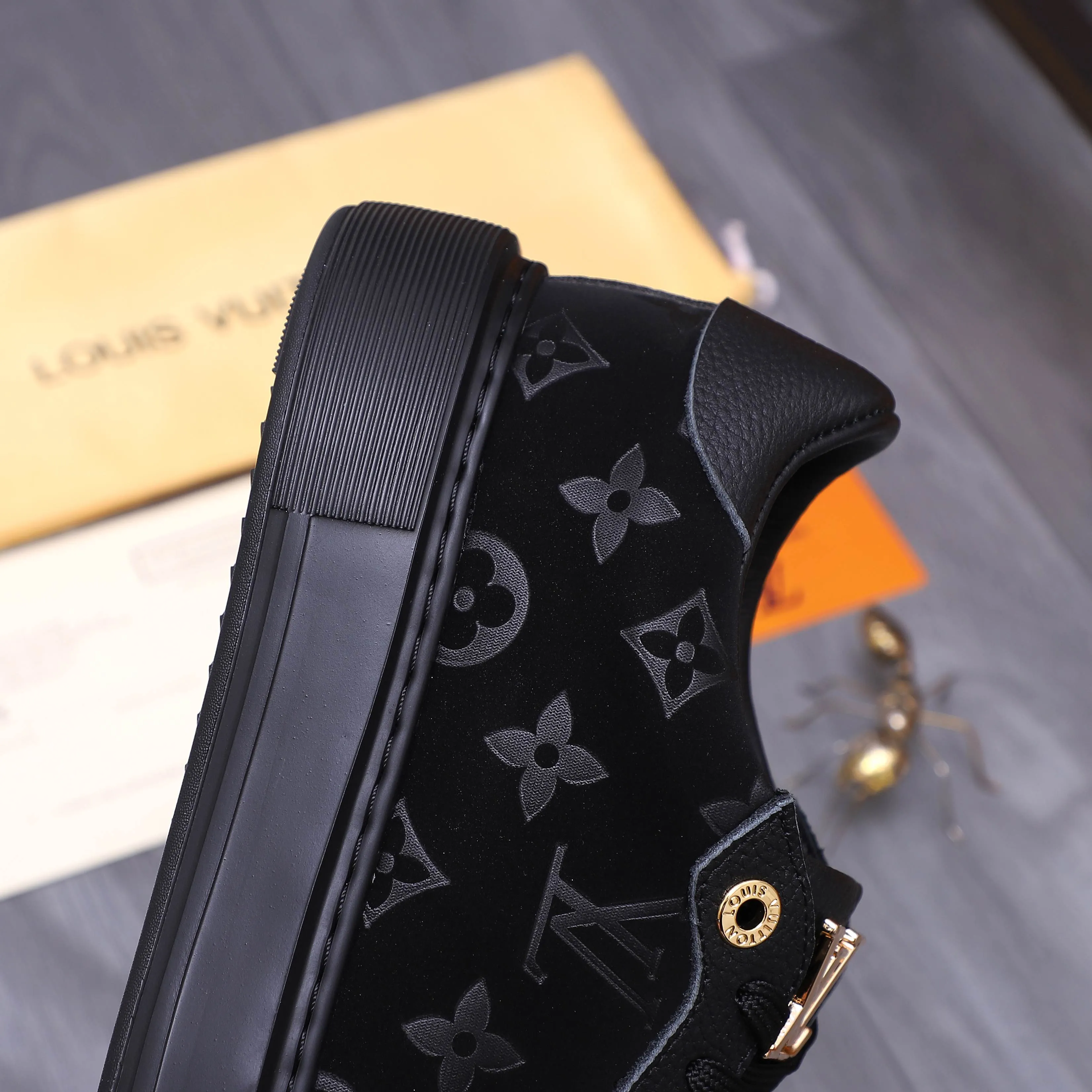 Men's shoes 💰442 Product trademark: LV [Louis Vuitton] Casual shoes True size. Size: 38-44 Product materials: Selected embossed frosted cowhide upper, sheepskin lining, cowhide insole, rubber outsole
